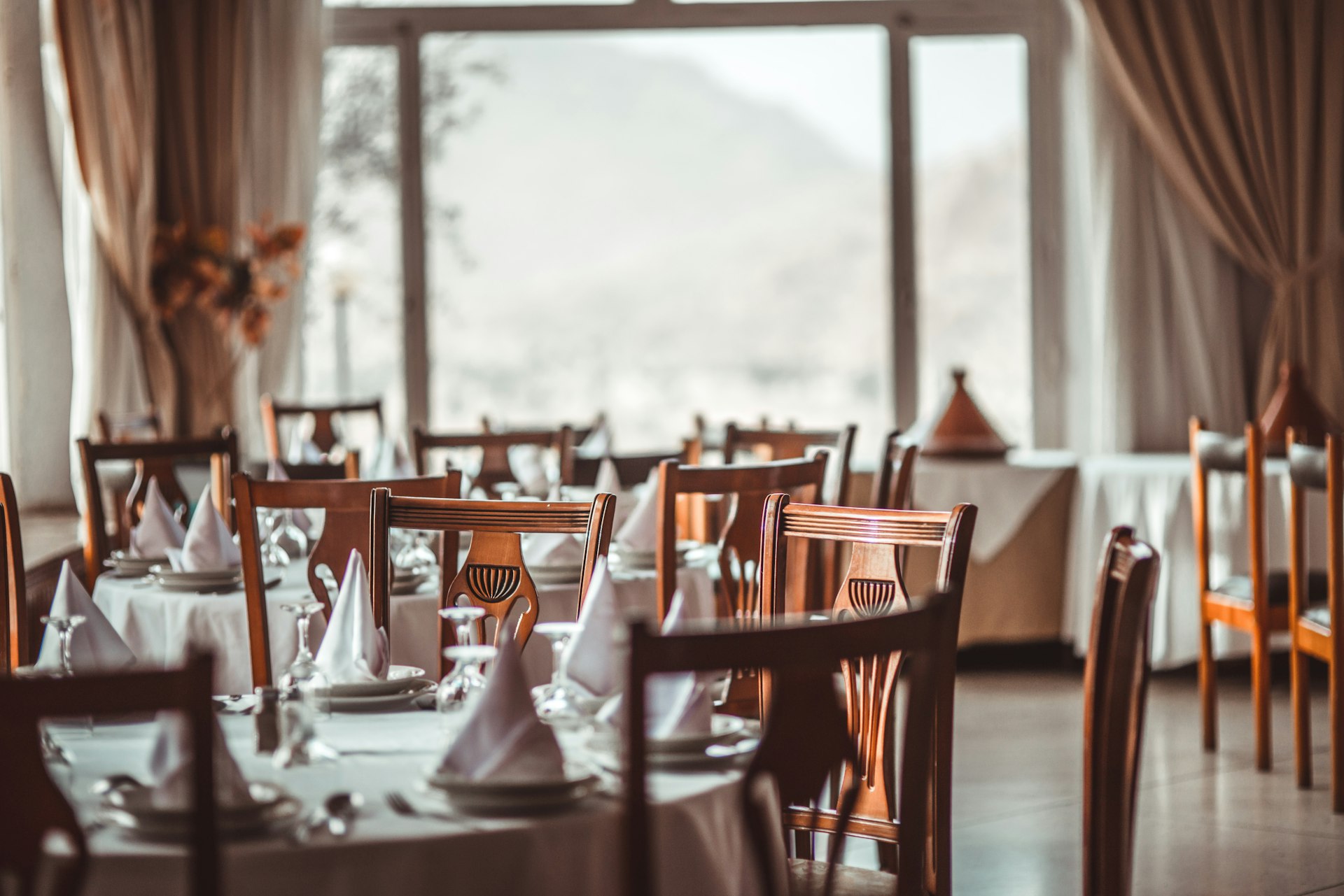 Besloten eetzaal bij SÉAR, gedekt voor een diner